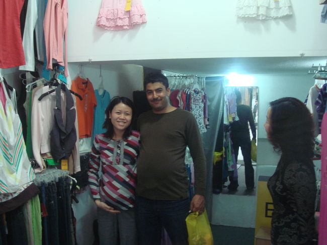 子供服のかわいいお店で。妊婦さんと腹を競うおバカなパパを許して。いまごろもう、生まれたかしらね・・・。こうして、今度行ったときにかかわる家族がふえるのです。