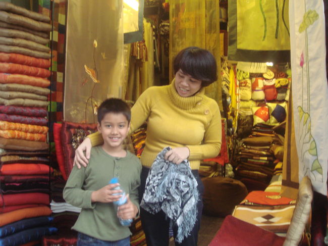 そう、この人とも、もう２年ね。大好きな布屋さん。<br />何語も通じないけど、「ベトナム茶の竹のお盆、こんなちーさいの、たっくさんいる…」と、言ったら・・・