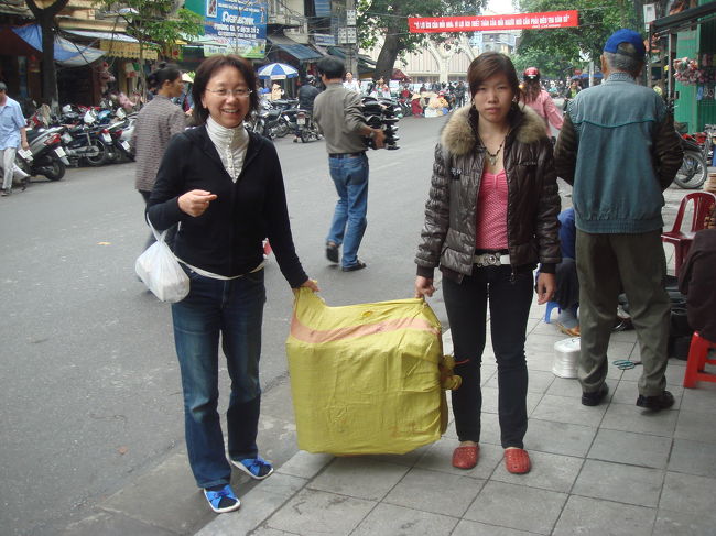 店の女の子をつけて買い出しに行かせてくれた。何かが通じて、わかりあえている・・・。すばらしいことじゃないかー？と、いうことで、また来るぜ―っ。この旅ここで終了です。