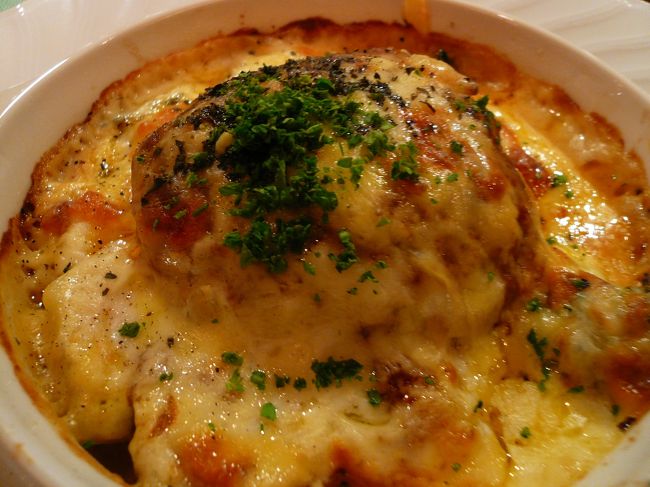 オーナーシェフの手際の良さに見とれながらカウンターに常備されているピクルスを食べているうちにサラダが出されました。<br /><br />　<br />そしてAランチ登場　「グラタン ハンバーグ」<br /><br />写真を撮り終えたら夫婦共々モクモクとモグモグしました。すごーく好きな一品です☆