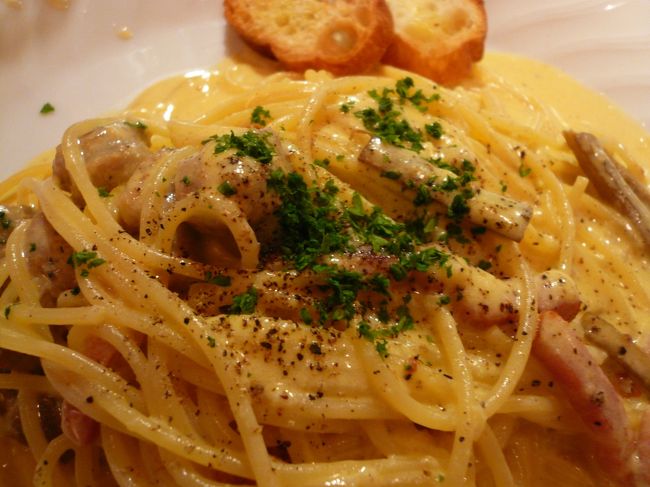 こちらは、Dランチ　期間限定パスタ　<br /><br />「サルシッチャ（イタリアンソーセージ）と新ごぼうのカルボナーラ」<br /><br />小さいパンが添えられています。<br /><br />ごぼうの良い香りがしました。<br /><br />食後に小ぶりですが美味しいババロアのデザートが付きました。<br /><br />他のメニューも気になります。また来たいお店です！！