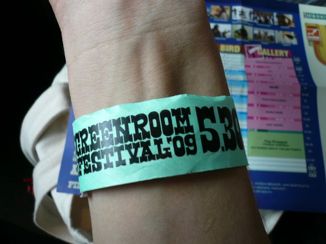 入口でチケットを渡しリストバンドを着けます。