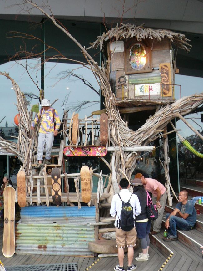 ツリーハウス。<br /><br />今年は廃棄されるスノーボードを使って制作されたそうです。その他、流木、トタンなどの廃材が使われていました。
