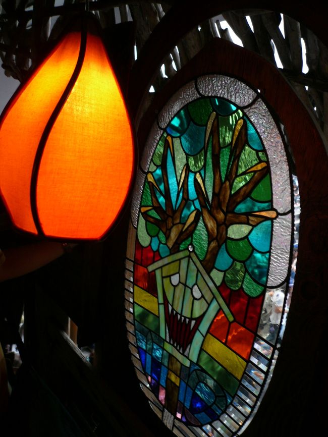 ツリーハウス内部。<br /><br />ステンドグラスのお家の絵が顔になってる！　　<br /><br />コワカワイイ。