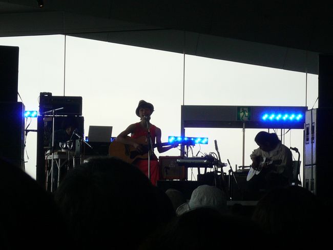 元「Magnolia」のVocal、岸真衣子さんです。<br /><br />第1回のグリーンルームに「Magnolia」で出演して、2006年秋にバンドを休止した後、2008年よりソロとなったようです。<br /><br />海を眺めながら、マッタリマッタリ岸真衣子worldに引き込まれていきました。<br /><br />痩せた体には想像できない大きな深い音楽と姉御のようなしゃべりに驚きました。夏にはアルバムができるそうです。