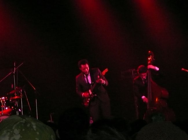 「RAY BARBEE MEETS THE MATTSON」<br /><br />インストバンドですが、歌は彼らには必要ないと言える程、グルービーでカッコ良かったです。<br /><br />「SPROUT」というサーフィン映画のサントラにも参加しているRAY BARBEE(中央）。現役プロスケーターでもあります。<br />'05年2月に行われた第一回"THE GREENROOM FESTIVAL"に出演したようです。<br /><br />ギターとドラムは22歳の双子“The Mattson 2”です。