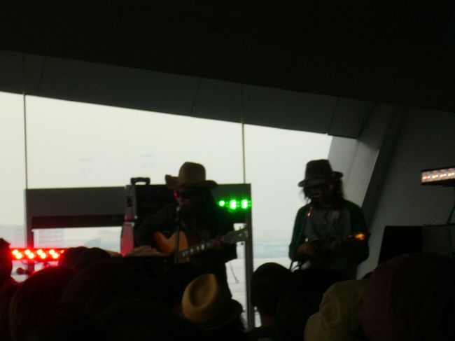 「YAOAO」<br /><br />日本における最重要サイケデリックJAMバンド「DACHAMBO」のグルグルGt＆Vo担当"AO YOUNG"とアフロデリックDr＆Per担当"YAO BONG"の二人からなるトライバルフォークユニット。<br /><br />カントリー的なアメリカンなリラックスLIVEでした。