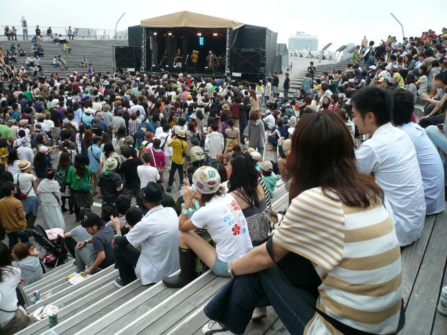 「COOL WISE MEN」<br /><br />音楽に合わせて皆で踊っていました。