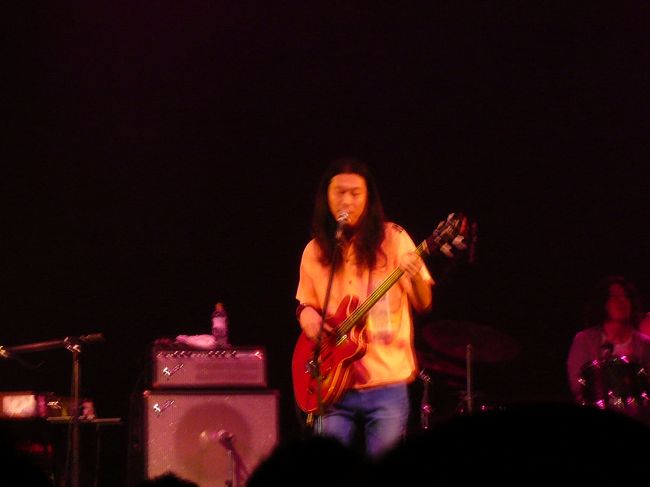 「Curly Giraffe」は、GREAT3のベーシスト高桑圭のソロ・ユニットで、2005年にデビューしました。<br />GREAT3でのUKギターロック系のパワーポップサウンドとは打って変わって全編英詩で、大人も楽しめるオルナタティヴロックに仕上がっています。<br />最近では、スポーツウェアのChampionのCM曲に『Water On』が使用されています。<br /><br />Vo,BassのCurlyさんが良い味出していました。<br /><br /><br /><br /> 