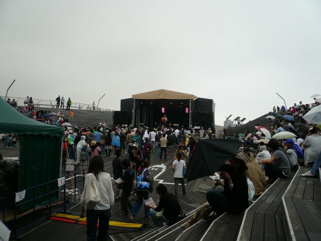 「Lee Everton」は、<br />スイス、チューリッヒ出身のシンガー・ソングライター。<br /><br />弾き語りのほのぼの音楽でしたが、雨が降ってきてしまい、人けが少なくなってしまいました。