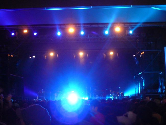 この青い光は、このフェス最高の盛り上がりであったろうノリノリバンドの始まりを現していました。<br /><br />2009年でデビュー20周年を迎え、その20周年イヤーを飾るアルバムとして、通算14枚目となるNEW ALBUM「PARADISE BLUE」を発売しました<br /><br />そのバンドとは。。。