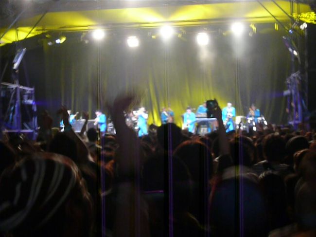 「東京スカパラダイスオーケストラ！！！」<br /><br />会場は海に浮かんでいることもあり、演奏が始まると大波に飲まれた船内のように揺れる揺れる！<br /><br />あの揺れ方はスカパラライブ史上過去最高だった程だそうで、床が突き抜けるのかと思うほどの大地震でした。<br /><br />汗ダクダクになりながら飛び跳ねました。