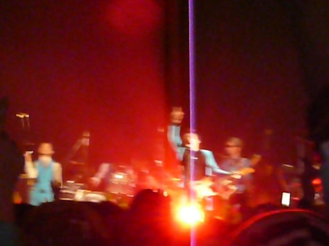 Gt:加藤隆志のギダーソロ。足元が赤く光っています。<br /><br />巨大なシンハービールのオブジェがビーチボールのように観客の頭上を飛び交っていました。<br /><br />いやぁ凄かったです。<br /><br /><br />ということで写真は揺れすぎてブレブレのライブ写真のみでした。