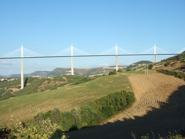 出光石油のCMに、雲に浮かぶミヨー橋上を車が走る、<br />とても幻想的な印象深いものがある。<br /><br />是非実物を見てみたくなるというもの。<br /><br />http://www.idemitsu.co.jp/tvcm/flash/cm02_1000.html