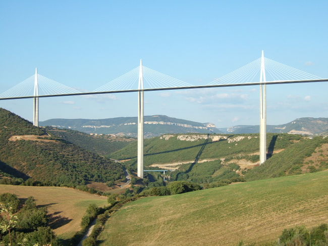 タルン渓谷は、交通の難所だった。<br /><br />以前は、S字ヘアピンを高低差300m下り、再び300m<br />上る必要があった。<br /><br />当然バカンスシーズンには大渋滞<br />ミヨー橋はそれを一気に解決した。