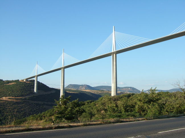 2004年12月14日完成　比較的まだ新しい橋　<br /><br />イギリス人ノーマン・フォスター氏の設計　<br /><br />タルン渓谷の景観を損なわない優美さ、機能性