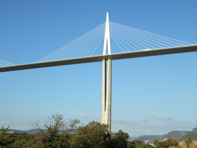 まず橋脚を造り、後から橋桁を押し出す。<br /><br />そしてケーブルで吊す。橋桁はGPSでコントロールし、<br />わずか5mmのずれしか無かったという。<br /><br />これはもはや神業