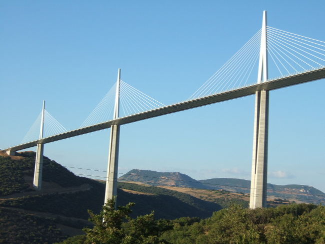 建設したのは、あのエッフェル塔も造った名門<br />エファージュ（Eiffage）社<br /><br />開通から75年間、通行料を徴収できる権利を持つ。