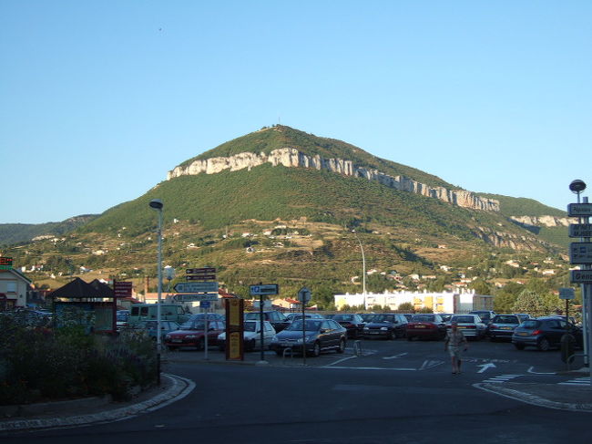 ミヨー橋は渡らない。<br /><br />ケチケチ旅行団の辞書に“有料”の文字はない。<br /><br />それに折角のミヨー市。<br />少し観光して、夕御飯食べてこ♪ってことで市内に。