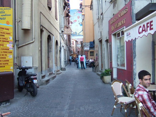 街に入って適当に車を停める。<br />見知らぬ街でどこに車を停めるかは勘の見せ所<br /><br />すぐに感じたのが、どこかイスラムチックな雰囲気<br /><br />人種もパリとは随分違うぞ。<br />南仏は北アフリカに近いからね。