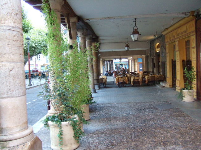 長く続く回廊<br />レストランや様々なショップが。<br /><br />食事にはまだ少し早いらしい。<br />お気に入りのレストランを探しつつ、そぞろ歩き。