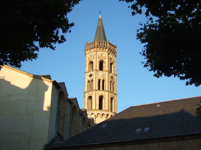 夕日に映える鐘楼<br /><br />あちこちから見えるこの街のシンボル<br /><br />12世紀頃の建造物<br />青空とオレンジのコントラストが美しい。