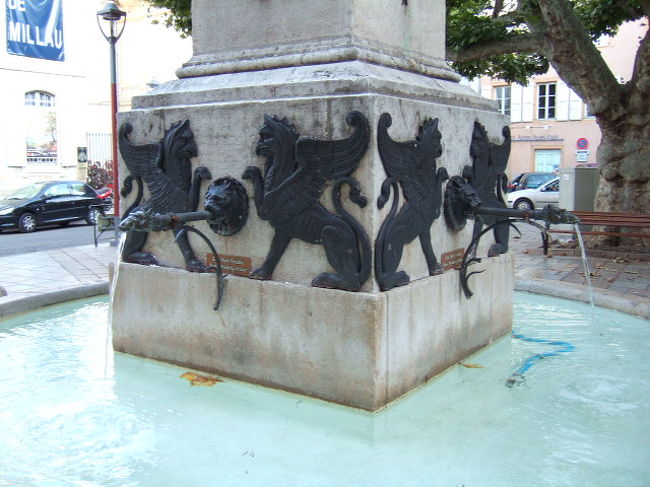 街の小さな噴水<br /><br />ライオンに翼。スフィンクスがモチーフかな。<br /><br />何気ない物にも、作者の思いがある。<br />こんな場所にも必ず歴史と、ドラマがある。<br /><br />そう思うと見てしまう。