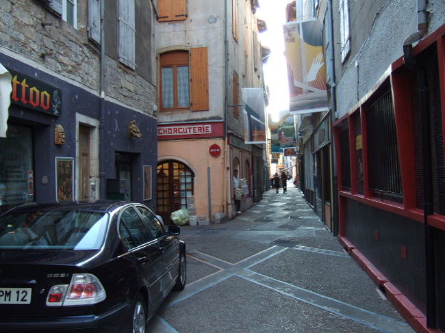 フランスでの滞在時間も残り少なくなる。<br /><br />裏道をボーっと歩く。<br /><br />旅の満足感と共に、去りがたい寂しさとの葛藤が<br />始まる頃<br /><br />旅好きなら、誰もが抱く感情