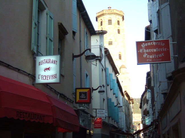 チュニジアやモロッコなど、北アフリカ料理の<br />レストランが多い。<br /><br />結構活気があるし、普段食べることが無いから、<br />寄ってみることに。