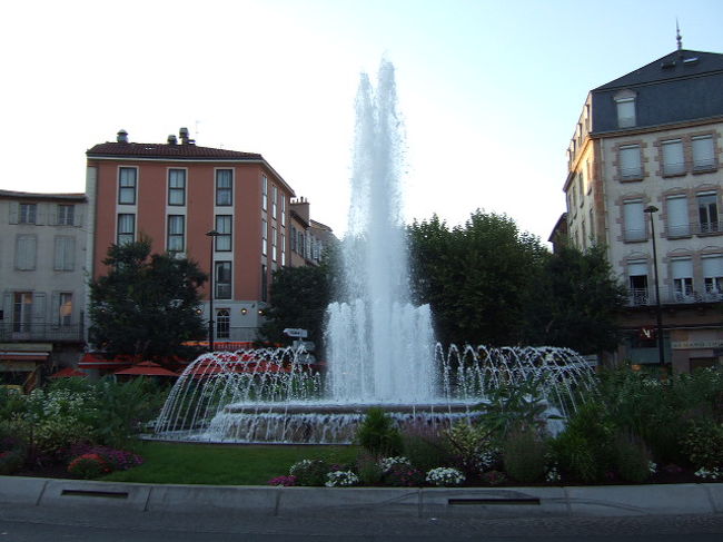 ミヨーは知る人ぞ知る（ももであは知らなかった）<br />手袋の街<br /><br />シャネル、エルメス、ヴィトン、YSLなど一流ブランド<br />の手袋も作っている。<br /><br />即ち、我々には関係ない。