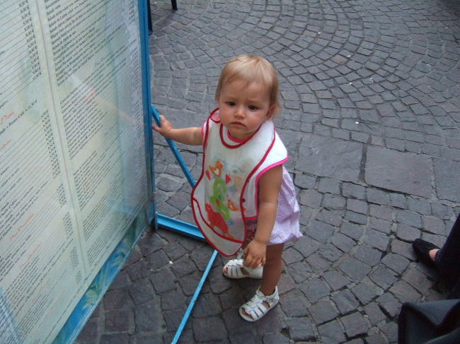 食事してる間、ずっと隣で楽しませてくれた女の子<br /><br />早々に食べ終わったのに、ずっと待ってて退屈だったね。