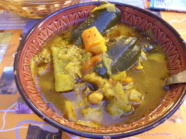 クスクスのお相手は、鶏肉、人参・豆・ズッキーニ<br />など、野菜をたっぷり煮込んでスパイスを効かせ<br />スープ。<br /><br />これをクスクスにかけて食べれば、旨〜い♪