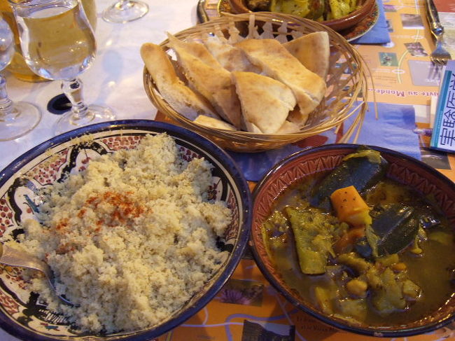 クスクス料理（Couscous）　<br /><br />まずは左手前デュラム小麦で作ったこの主食、<br />クスクスが旨そう。<br /><br />トウモロコシ粉で作ればウガリに早変わり。<br />タンザニアでよく食べたね。