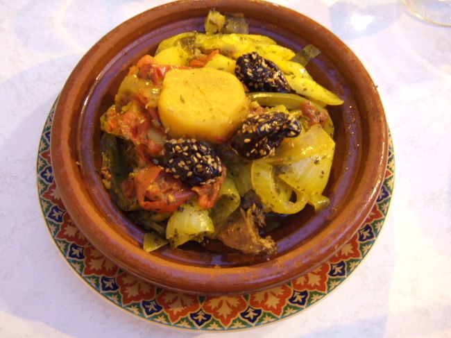 タジン鍋（Tajine）<br />富士山のような優美な形の鍋で作る。<br /><br />日本の鍋が様々なように、タジンも何を煮込むか<br />によって実に様々<br /><br />これは鶏肉といちじく、じゃがいも、トマトのタジン