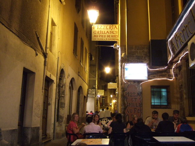 食事を終え、21:30頃ミヨーを出発<br />さようなら、ミディ・ピレネー<br /><br />今夜の寝床は、クレルモンフェラン<br />ここからさらに250キロ北<br /><br />途中、恐ろしく眠くなる。<br />同乗者は皆疲れてぐっすり。<br /><br />ドライブ旅行の辛いところ。