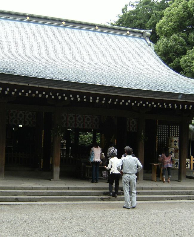 氷川神社で参拝の順番を待つ人