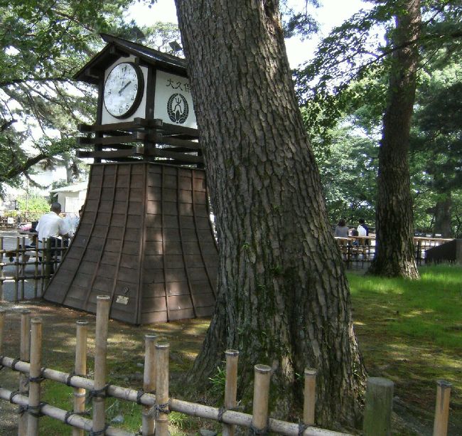 本丸時計塔の傍で昼食