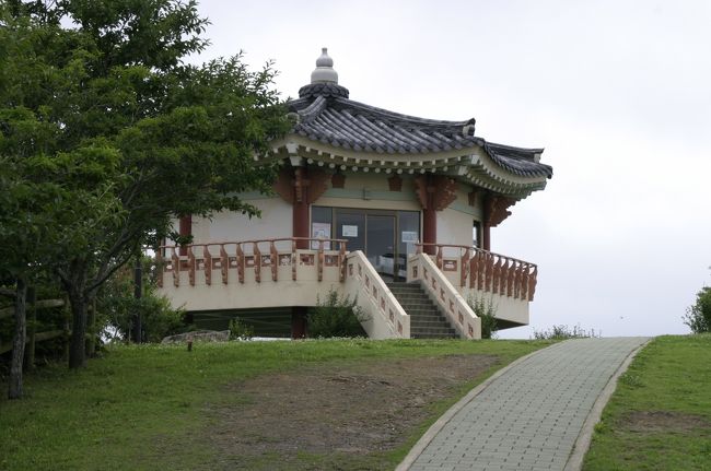 まずはレンタカーで島の最北端「韓国展望所」に向かいました。対馬は山がちの地形のため、地図で見ているよりも移動に時間がかかってしまいます。海岸線のすぐそばに韓国風の建物の展望所があります。<br />