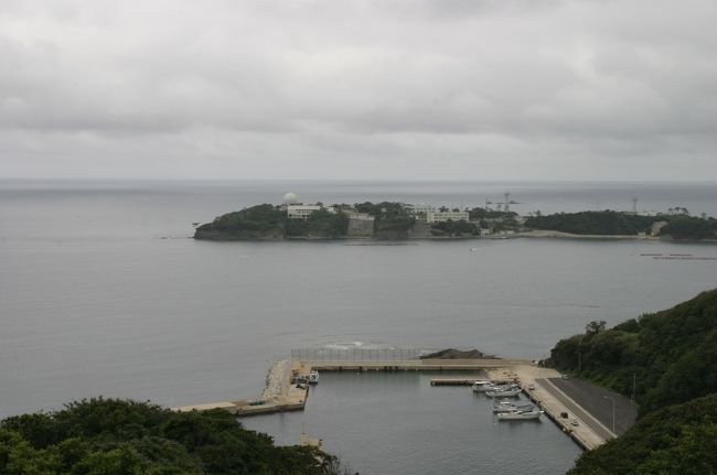 韓国展望所より韓国方面を望みますが、今日は全く見えません。わずか５０ｋｍ先がプサンですが、秋から春先にかけてが一番見えるようです。目の前の海栗島には、国境警備のための海上保安庁の施設が建っています。<br />