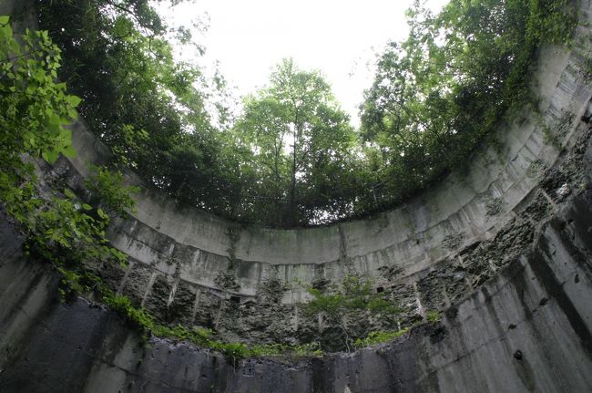 韓国展望台のすぐ近くには「豊砲台」と呼ばれる朝鮮海峡に向け、巨大砲を据え付けていた場所があります。近くには地下室など往時の面影を残す造りも残っています。<br />