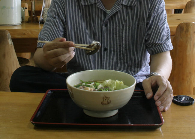 上県支所近くにある対州そばの店「そば道場あがたの里」。朝から店が開いていないので何も食べておらず、香りの強いそばを美味しくいただきました。予約すれば手打ちそば作りの体験もできるそうです。<br />