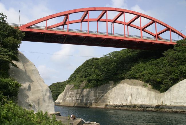 上島と下島を結び、島の中央部にある「万関（まんぜき）橋」。もともとひとつの島であった対馬を日本海軍が軍艦の通り道として掘削し、造った人工の海峡に架かる赤いアーチ橋です。ここで韓国からの団体旅行の集団に出会いました。<br />