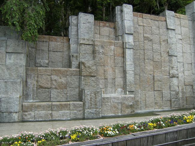 美術館前のオブジェは滝