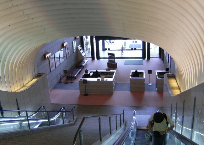 改札を過ぎ、エスカレ−タで展示室へ