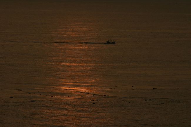 夕日が映える海〜今日の仕事を終えた漁船が港に戻って行きます。この日は近くのペンション美女塚山荘で宿泊。<br />