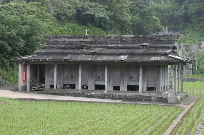 石屋根倉庫は、日本ではこの辺りにだけ見られる独特のもので、かつて農民には瓦屋根が認められてなかったことから、強風対策として広まったらしいです。<br />