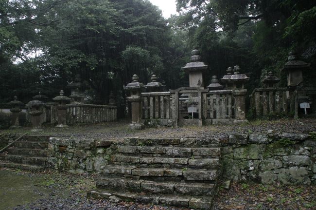 杉木立の中に歴代の対馬藩主と夫人たちの墓が静かなたたずまいを残しています。<br />