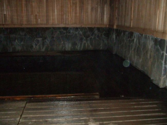 この浴槽はすべて板張りになってて、入っていると底の板の隙間からコポコポと湯が湧いてくるのがわかります。そんな温泉はじめてっす。<br />この浴槽の右手にある板張り部分には、浴槽から溢れた湯がさらさらと流れ出していてまさにかけ流し！板に直接寝っころがると、身体に温かいお湯がゆるゆると沿い、じんわりと温まります。これが寝湯！つーかあまりの気持ちよさに昇天。。。<br />梁が幾重にも組まれた美しい天井を見ながらうっとりと、気付けば2時間近くも寝湯を堪能させていただきました。<br />しかし3連休で満室だったはずなのに、なぜ貸切状態だったのかしら。みんなうちらのように何度もしつこく入らないのねー。