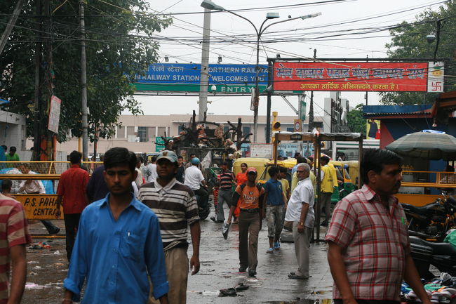 私を乗せたタイ国際航空は夜の９時くらいにIndira Gandhi International Airportに無事着陸した。<br />初のインドで　店をたらいまわしにされると聞いてビビッていた私は、ホテルまでの送迎を頼んでいた。<br />空港を出ると、物凄い数のインド人たちが客引きやら出迎えやらをしていた。<br />物凄く怪しさを隠し切れないような雰囲気。よめないなぁと思った。私はポツリとその人の後を着いていき<br />物凄くボロの車に乗せられた。しかし急にフレンドリーになり、私は良い門出だと楽しんでいたら、助手席に来ないかと言われ、まんまと宿までやたらと手を握られるなどのセクハラや明日からの移動に俺を使えの商売に私は早くも怒り奮闘だった。しかし車の外は、砂っぽい真っ暗な道を歩く沢山のインド人が見えるだけだ。放られたら死ぬと思い、ひたすら怒らせないよう拒絶をし耐えていた。無事に宿に着いた時は何だか先々の苦労を理解していた。<br />写真はバックパッカー御用達のメインバザール。