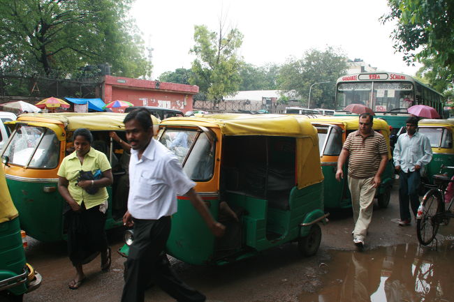 メインバザール付近はオートリキシャーがいつも大渋滞。雨季のこの8月は、道がぐしゃぐしゃだ。<br />